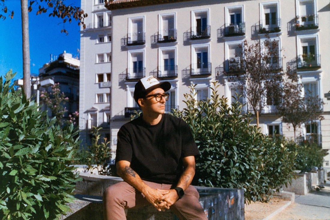 Fran Yitani sentado en una plaza de Madrid